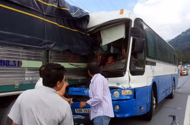 Xe khách đâm vào đuôi xe tải để giảm tốc độ khi đang đổ đèo bị mất phanh. Ảnh:Hoài Thanh.