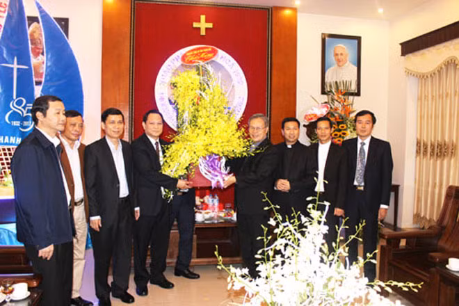 Thiếu tướng Trịnh Xuyên, Giám đốc Công an tỉnh tặng hoa chúc mừng lễ Giáng sinh Đức Giám mục Nguyễn Chí Linh.
