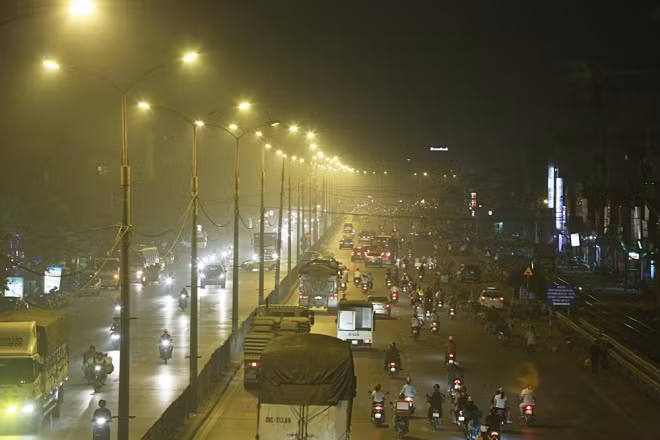 Người và xe len lỏi trong không khí dày đặc trên đường Ngọc Hồi (phía nam Hà Nội). Khói do đốt rơm rạ thường cháy không thành ngọn lửa nên sinh ra rất nhiều khí CO (monoxide carbon). Người và xe len lỏi trong không khí dày đặc trên đường Ngọc Hồi (phía nam Hà Nội). Khói do đốt rơm rạ thường cháy không thành ngọn lửa nên sinh ra rất nhiều khí CO (monoxide carbon).