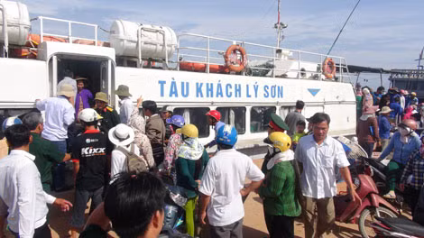 Hành khách chen lấn khi tàu cao tốc cập cảng Lý Sơn.