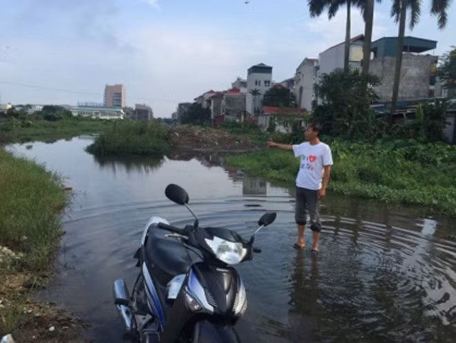 Dự án đường vào Khu công nghiệp Nam Thăng Long tiến độ chậm trễ, gây ngập úng.