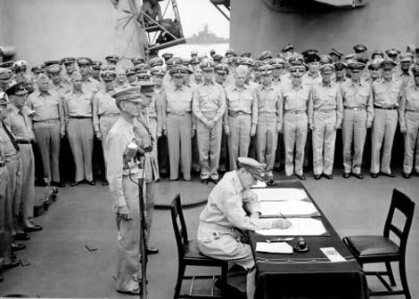 Tướng Douglas MacArthur ký văn bản chấp nhận Nhật đầu hàng không điều kiện trên chiến hạm USS Missouri ngày 2-9-1945.