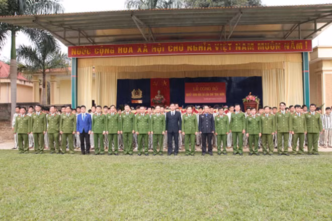 Đại biểu chụp ảnh lưu niệm cùng 58 phạm nhân được đặc xá năm 2016.