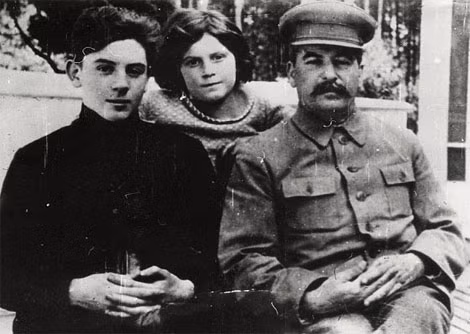 Vasili cùng em gái Svetlana với Stalin.