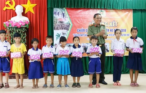 Công an TP Cần Thơ trao quà cho học sinh nghèo.