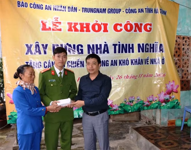 Đoàn công tác Báo CAND và Trung Nam Goup cùng Công an Hà Tĩnh trao tiền hỗ trợ cho cán bộ, chiến sỹ Công an tỉnh Hà Tĩnh. Đoàn công tác Báo CAND và Trung Nam Goup cùng Công an Hà Tĩnh trao tiền hỗ trợ cho cán bộ, chiến sỹ Công an tỉnh Hà Tĩnh.