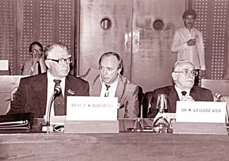 Giáo sư P. Burgasov (bìa trái) tại Hội nghị về di truyền ở Manila, năm 1983.