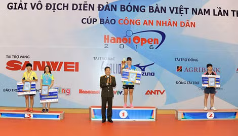Thiếu tướng Phạm Văn Miên trao HCV cho VĐV Nguyễn Thị Nga - vô địch đơn nữ. Ảnh: Xuân Trường.