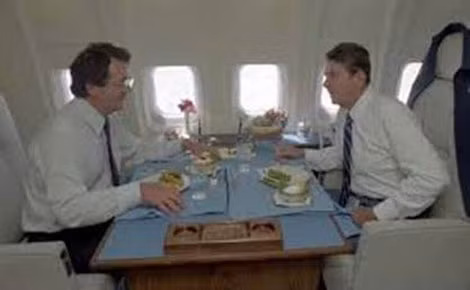 R. Donovan (trái) luôn "kề vai sát cánh" cùng Tổng thống R. Reagan trong các chuyến công cán.