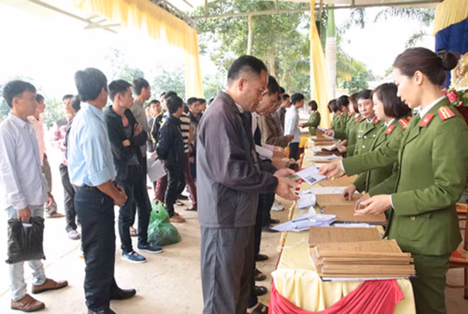 Người được đặc xá làm thủ tục cần thiết trướ khi ra khỏi trại giam, nhận lại tư trag và tiền hỗ trợ tàu xe, tiền ăn, tái hoà nhập cộng đồng của Nhà nước hỗ trợ.