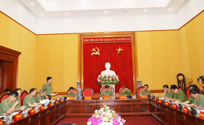 Trung tướng Nguyễn Danh Cộng, Chánh Văn phòng Bộ Công an trình bày Báo cáo tóm tắt tình hình, kết quả công tác Công an tháng 8.
