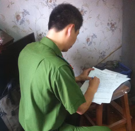 Cơ quan Công an thi hành lệnh bắt, khám xét đối với các đối tượng.