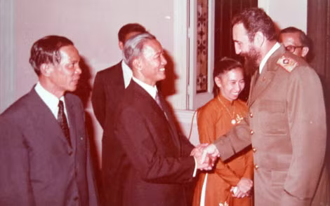 Đại sứ Hà Văn Lâu với Chủ tịch Fidel Castro tại CuBa.