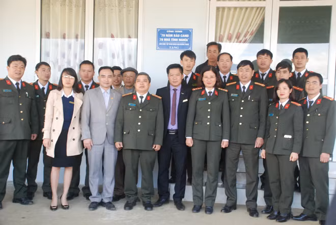 Đại diện Báo CAND, Tập đoàn Khách sạn Mường Thanh và Công an tỉnh Lai Châu tại lễ khánh thành và bàn giao nhà tình nghĩa cho Trung úy Sùng A Nếnh.
