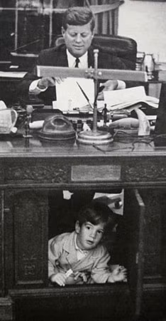 Tổng thống Kennedy từng làm việc tại chiếc bàn Kiên Định cùng con trai ông.