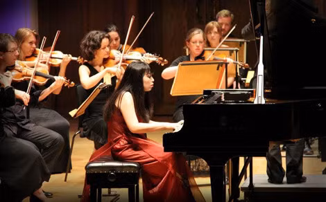 Nghệ sĩ Bích Trà biểu diễn tại Cadogan Hall, London. Ảnh: Vũ Kim Thanh.