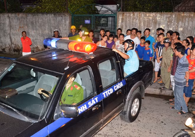 Công an địa phương ra quân thực hiện chương trình đưa người nghiện đi điều trị.