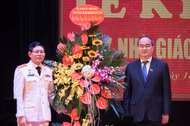 Chủ tịch Ủy ban Trung ương MTTQ Việt Nam Nguyễn Thiện Nhân tặng hoa chúc mừng Học viện ANND nhân Ngày Nhà giáo Việt Nam 20-11.