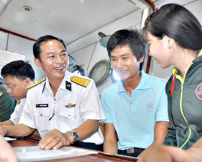 Đại tá Nguyễn Hải Đường, Phó Chủ nhiệm Chính trị Bộ Tư lệnh Vùng 2 Hải quân thăm hỏi, động viên thuyền viên Trương Minh Ý. Đại tá Nguyễn Hải Đường, Phó Chủ nhiệm Chính trị Bộ Tư lệnh Vùng 2 Hải quân thăm hỏi, động viên thuyền viên Trương Minh Ý.