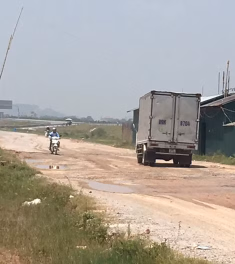 Đường gom qua TP Bắc Giang (bắt buộc xe máy phải đi vào) đầy ổ gà, ổ trâu. Đường gom qua TP Bắc Giang (bắt buộc xe máy phải đi vào) đầy ổ gà, ổ trâu.