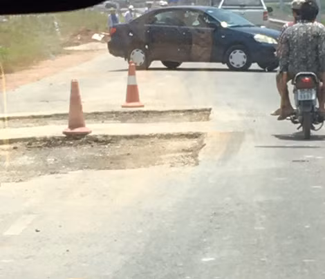 Xe ô tô trên đường gom nhưng do chưa hoàn thiện, bị chặn lại nên đành quay đầu. Xe ô tô trên đường gom nhưng do chưa hoàn thiện, bị chặn lại nên đành quay đầu.