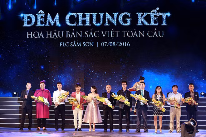 BTC cuộc thi Hoa hậu Bản sắc Việt toàn cầu năm 2016 tặng quà cảm ơn các Nhà tài trợ: Áo tắm Xuân Thu, Chăn ga gối đệm Hanvico, Yan Tv & Yan News; Trang điểm Cao Tuấn Đạt, áo dài Thái Tuấn, dạ hội Cory Trần.