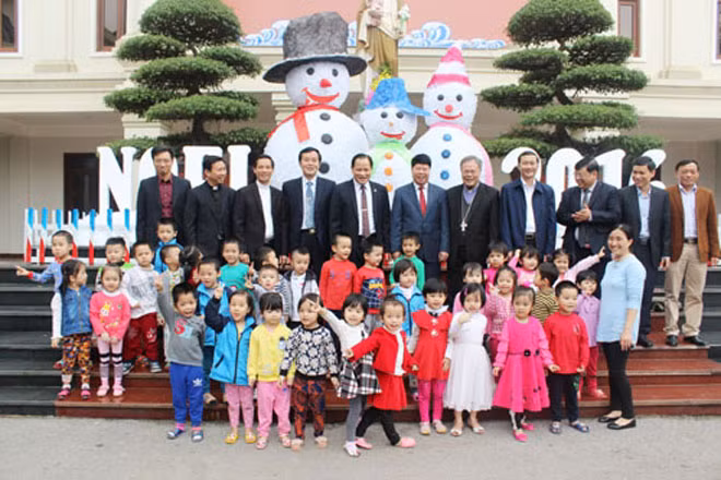 Thứ trưởng Bùi Văn Nam cùng đoàn công tác với các cháu thiếu nhi tại trường dòng mến thánh giá giáo phận Thanh Hóa.