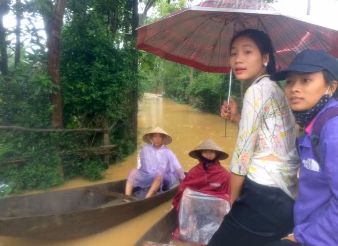 Cơ quan khí tượng cho biết, do ảnh hưởng của không khí lạnh tăng cường kết hợp với gió đông trên cao, ngày và đêm nay các tỉnh Hà Tĩnh, Quảng Bình có mưa rất to, phổ biến 100-150 mm, có nơi trên 200 mm. Lũ trên sông Ngàn Sâu, Ngàn Phố, Gianh, Kiến Giang, Thạch Hãn tiếp tục lên nhanh, chiều tối nay ở mức báo động 2-3. Tình trạng ngập lụt nghiêm trọng sẽ xảy ra tại các huyện Hương Sơn, Hương Khê, Vũ Quang, Cẩm Xuyên, Đức Thọ (Hà Tĩnh); Minh Hóa, Tuyên Hóa, Bố Trạch, Quảng Trạch, thị xã Ba Đồn, Lệ Thủy (Quảng Bình) với độ sâu ngập khoảng 1-2,5 m.