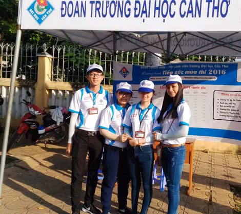 Phạm Thúy An (thứ 2 từ phải qua) cùng các sinh viên tình nguyện trực tại cổng Trường ĐH Cần Thơ.