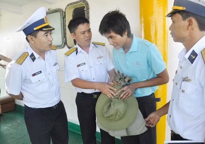 Ngư dân Trương Minh Ý, cảm ơn bộ đội hải quân, Nhà giàn DK1 đã cứu sống và đưa anh về đất liền an toàn. Ngư dân Trương Minh Ý, cảm ơn bộ đội hải quân, Nhà giàn DK1 đã cứu sống và đưa anh về đất liền an toàn.