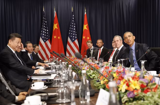 Chủ tịch Tập Cận Bình (trái) và Tổng thống Barack Obama gặp ở Peru. Ảnh: AP.