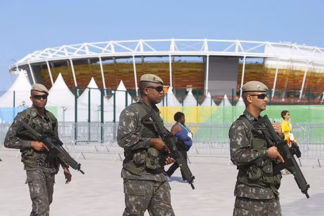 Binh sĩ quân đội Brazil đã canh gác phía trước sân vận động Olympic. Ảnh: Maxppr.
