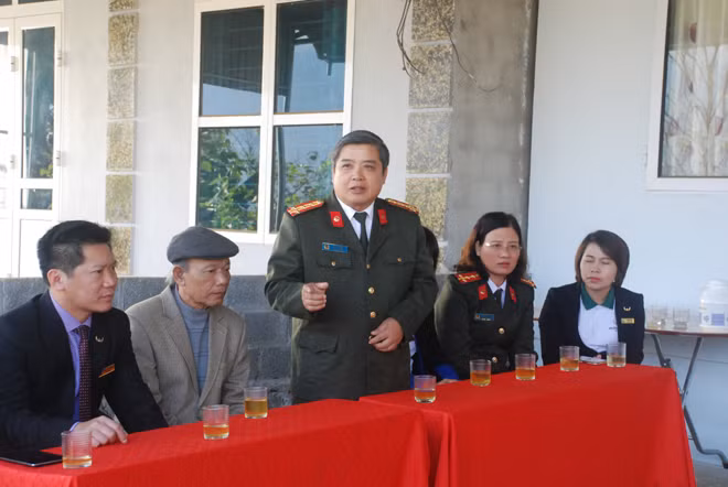 Đại tá Vừ A Chía, Phó Giám đốc Công an tỉnh Lai Châu bày tỏ cảm ơn tới nhà tài trợ Tập đoàn Khách sạn Mường Thanh và Báo CAND.