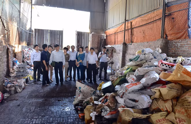 Kiểm tra ô nhiễm ở một làng nghề.