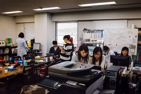 Đội ngũ nhân viên Tarachine bao gồm các bà mẹ trẻ làm việc trong phòng thí nghiệm. Đội ngũ nhân viên Tarachine bao gồm các bà mẹ trẻ làm việc trong phòng thí nghiệm.