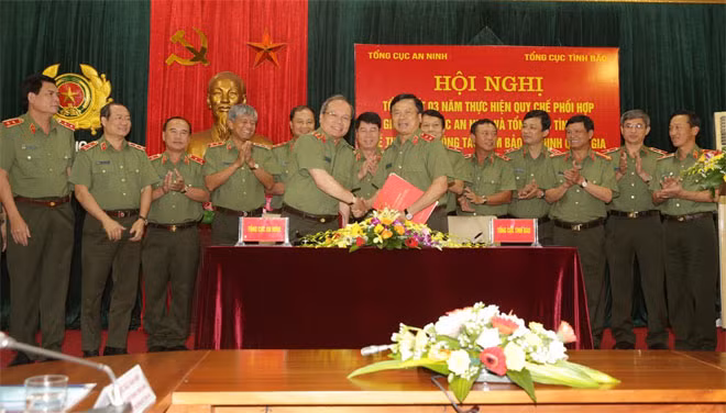 Tổng Cục trưởng Tổng cục An ninh và Tổng Cục trưởng Tổng Cục V ký Quy chế phối hợp giữa hai Tổng cục. Tổng Cục trưởng Tổng cục An ninh và Tổng Cục trưởng Tổng Cục V ký Quy chế phối hợp giữa hai Tổng cục.