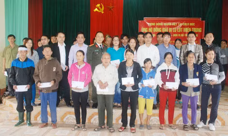 Đại diện Cộng đồng người Việt tại CHLB Đức và Báo CAND tặng quà tới đồng bào vùng lũ Hương Khê (Hà Tĩnh). Đại diện Cộng đồng người Việt tại CHLB Đức và Báo CAND tặng quà tới đồng bào vùng lũ Hương Khê (Hà Tĩnh).