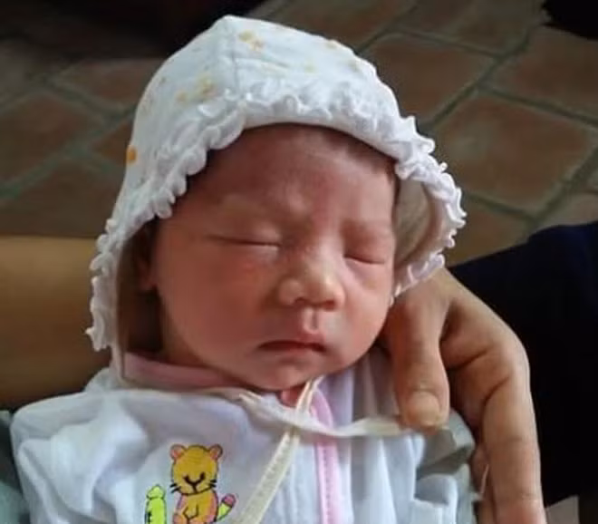 Bé gái bị bỏ rơi rất kháu khỉnh và có sức khỏe rất tốt.