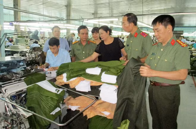 Ban giám đốc Công ty 19-5 và lãnh đạo Chi nhánh may Chiến Thắng thường xuyên kiểm tra tiến độ, kịp thời tháo gỡ khó khăn và động viên công nhân viên yên tâm sản xuất, đảm bảo sản phẩm chất lượng, kịp tiến độ Bộ giao..