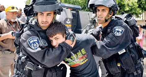 Cảnh sát Israel bắt giữ một thiếu niên Palestine chống đối.