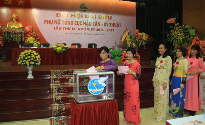 Các đại biểu bỏ phiếu bầu Ban Chấp hành Hội Phụ nữ Tổng cục HC-KT nhiệm kỳ 2016-2021.