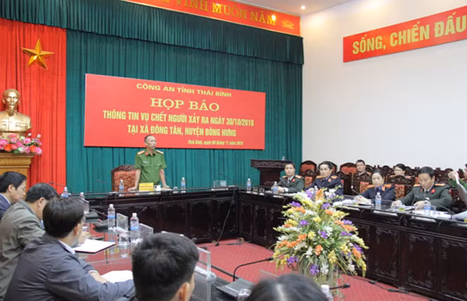 Đại tá Nguyễn Đình Trung, Phó Giám đốc Công an tỉnh Thái Bình chủ trì cuộc họp báo. Đại tá Nguyễn Đình Trung, Phó Giám đốc Công an tỉnh Thái Bình chủ trì cuộc họp báo.