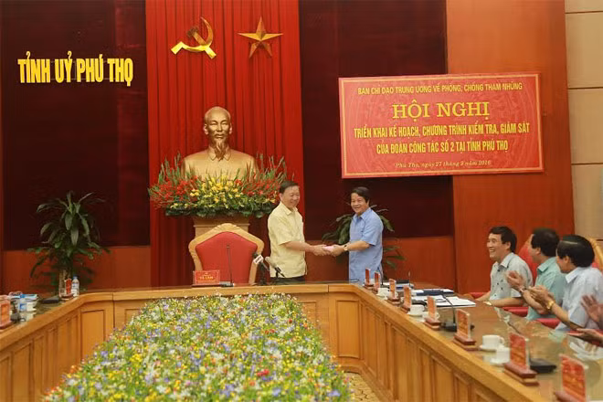 Thượng tướng Tô Lâm trao số tiền 1 tỷ đồng hỗ trợ chính quyền, nhân dân tỉnh Phú Thọ khắc phục tình trạng nhà tạm, nhà dột nát đang tồn tại trên địa bàn.