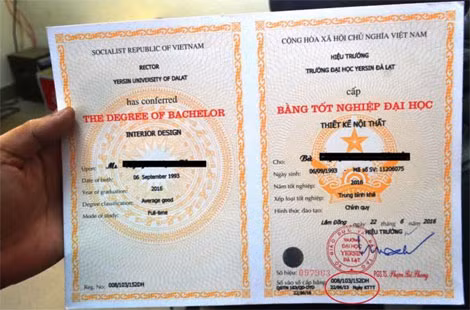 Thông tin lạ gây phản ứng (vùng khoanh đỏ) trên bằng tốt nghiệp của Trường ĐH Yersin Đà Lạt.