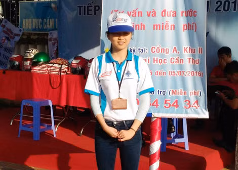 Dù bị tật nguyền, nhưng An luôn tận tâm giúp đỡ các bạn thí sinh.