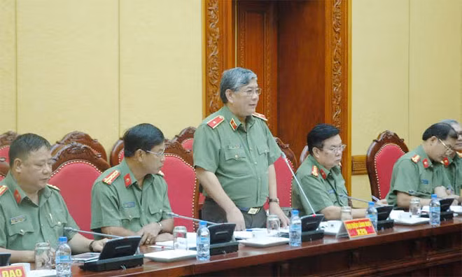 Thiếu tướng Nguyễn Bình Ban, Viện trưởng Viện Lịch sử CAND báo cáo kết quả nghiên cứu lịch sử và bảo tàng với Thứ trưởng Nguyễn Văn Thành tại buổi làm việc. Thiếu tướng Nguyễn Bình Ban, Viện trưởng Viện Lịch sử CAND báo cáo kết quả nghiên cứu lịch sử và bảo tàng với Thứ trưởng Nguyễn Văn Thành tại buổi làm việc.