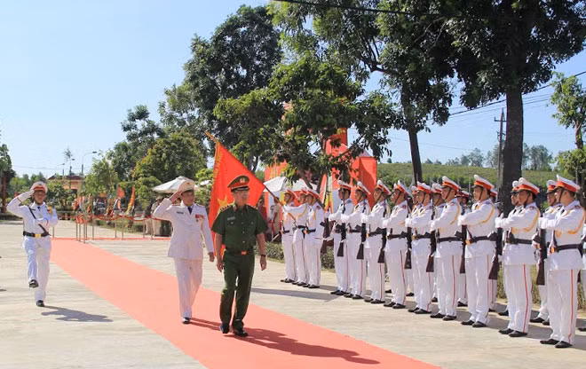 Thứ trưởng Nguyễn Văn Thành duyệt đội danh dự.
