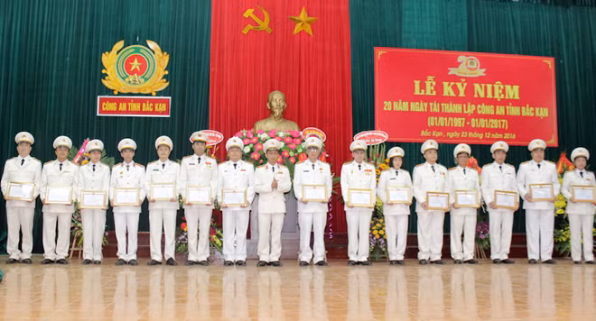 Thiếu tướng Ma Văn Lả trao Giấy khen tặng các tập thể có thành tích xuất sắc. Thiếu tướng Ma Văn Lả trao Giấy khen tặng các tập thể có thành tích xuất sắc.