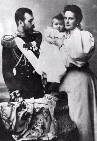 Nicolai II cùng Hoàng hậu bên con gái đầu lòng, Đại Công nương Olga Nikolaevna, tháng 11-1895.