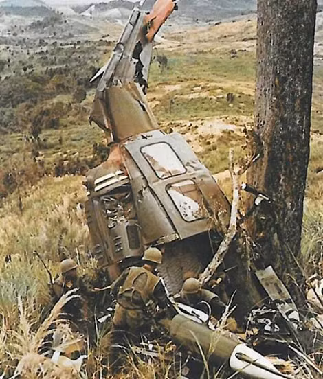 Lính Mỹ và chiếc UH-1B bị Quân Giải phóng bắn hạ.